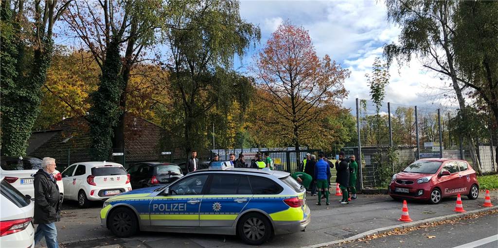 Polizei-Einsatz bei Bövinghausen-Spiel - darum standen drei Streifenwagen am TuS-Sportplatz Polizei-Einsatz bei Bövinghausen-Spiel - darum standen drei Streifenwagen am TuS-Sportplatz