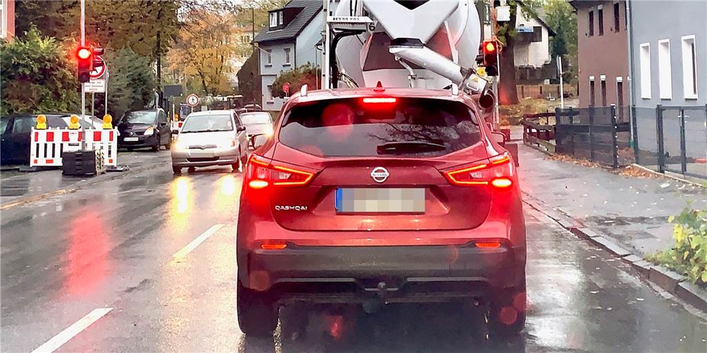 Rekordverdächtig: Dritte Großbaustelle in drei Jahren legt Dortmunder Hauptverkehrsachse lahm Kurz hinter der B236 in Richtung Aplerbeck steht die Baustellenampel.