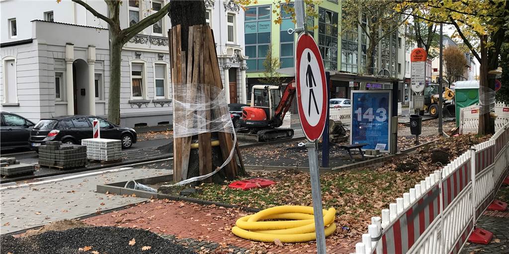 Auch diese Haltestelle wird jetzt barrierefrei: Per Querungshilfe zum Rochus-Hospital Auch diese Haltestelle wird jetzt barrierefrei: Per Querungshilfe zum Rochus-Hospital