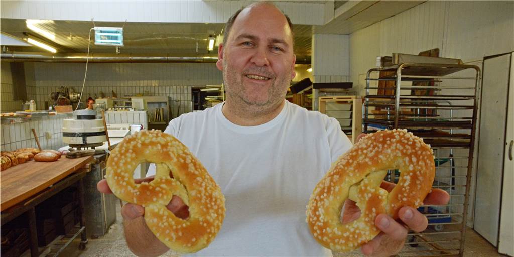 Video-Tutorial: Martinsbrezeln selbst gemacht nach dem Rezept der Werner Bäckerei Schmitz Video-Tutorial: Martinsbrezeln selbst gemacht nach dem Rezept der Werner Bäckerei Schmitz