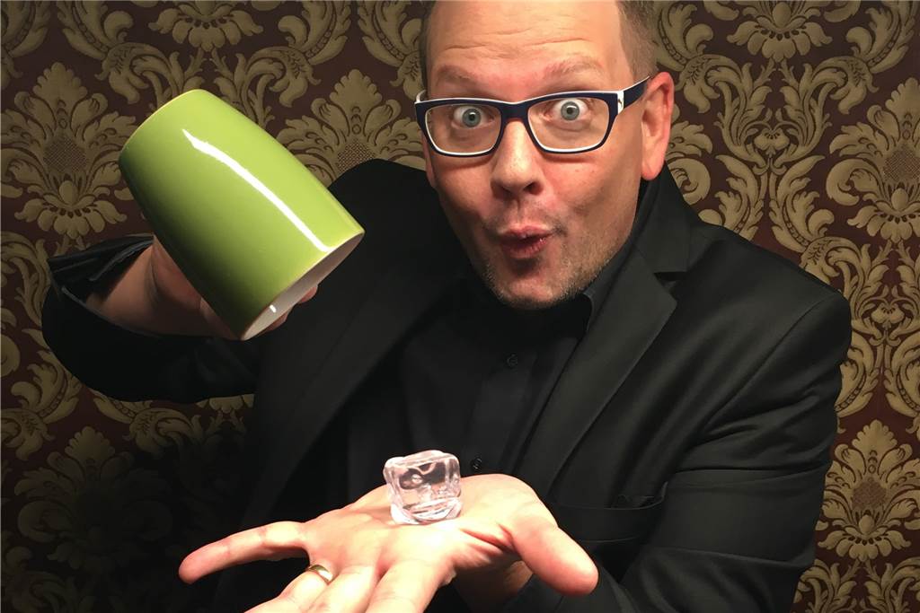 Zauberer Matthias Rauch erklärt Schritt für Schritt zwei „kinderleichte“ Tricks Zauberer Matthias Rauch erklärt Schritt für Schritt zwei „kinderleichte“ Tricks