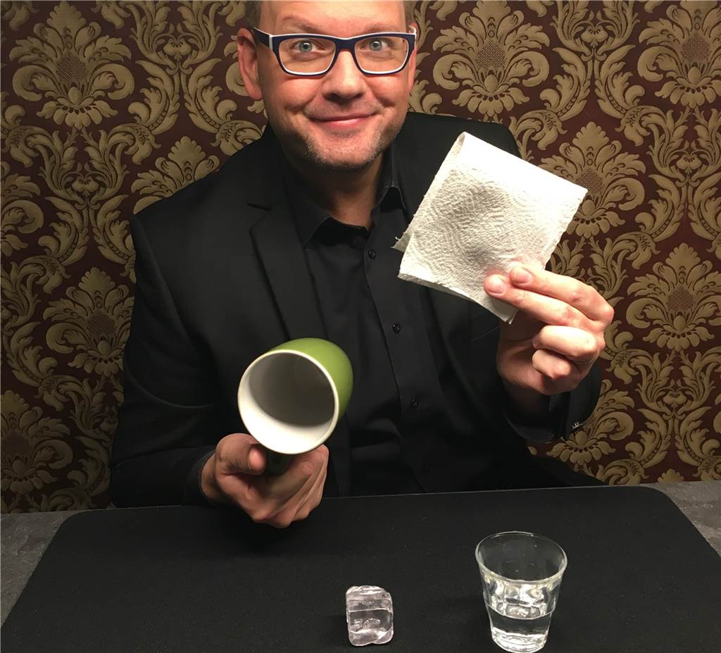 Zauberer Matthias Rauch erklärt Schritt für Schritt zwei „kinderleichte“ Tricks Zauberer Matthias Rauch erklärt Schritt für Schritt zwei „kinderleichte“ Tricks