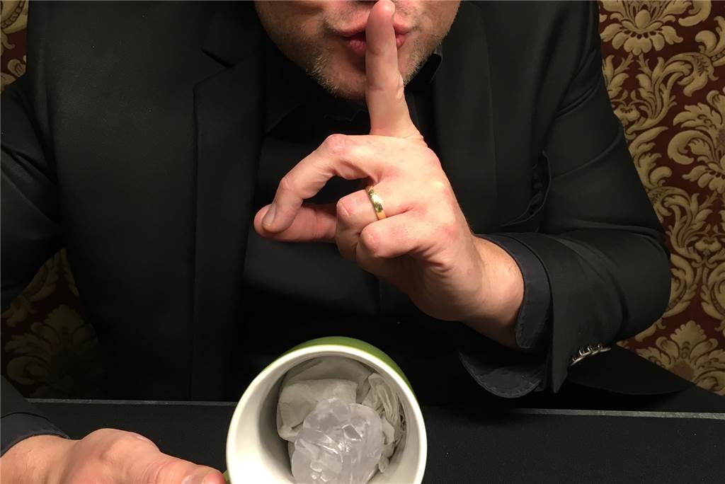 Zauberer Matthias Rauch erklärt Schritt für Schritt zwei „kinderleichte“ Tricks Zauberer Matthias Rauch erklärt Schritt für Schritt zwei „kinderleichte“ Tricks