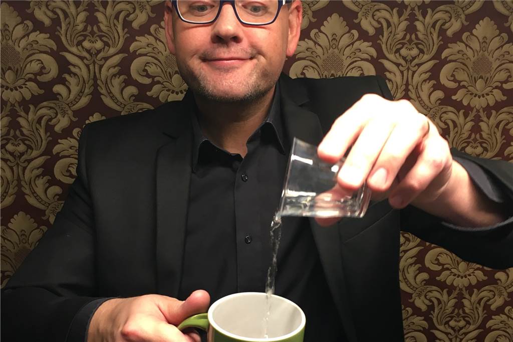 Zauberer Matthias Rauch erklärt Schritt für Schritt zwei „kinderleichte“ Tricks Zauberer Matthias Rauch erklärt Schritt für Schritt zwei „kinderleichte“ Tricks