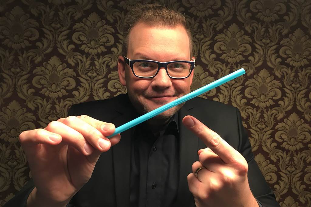 Zauberer Matthias Rauch erklärt Schritt für Schritt zwei „kinderleichte“ Tricks Zauberer Matthias Rauch erklärt Schritt für Schritt zwei „kinderleichte“ Tricks