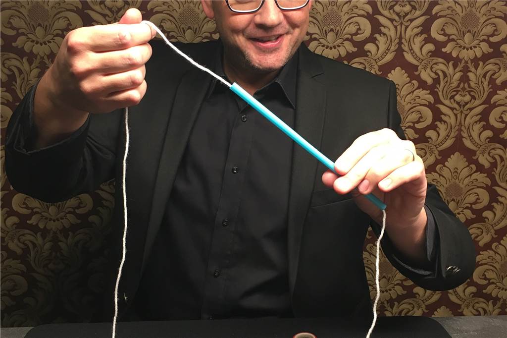 Zauberer Matthias Rauch erklärt Schritt für Schritt zwei „kinderleichte“ Tricks Zauberer Matthias Rauch erklärt Schritt für Schritt zwei „kinderleichte“ Tricks
