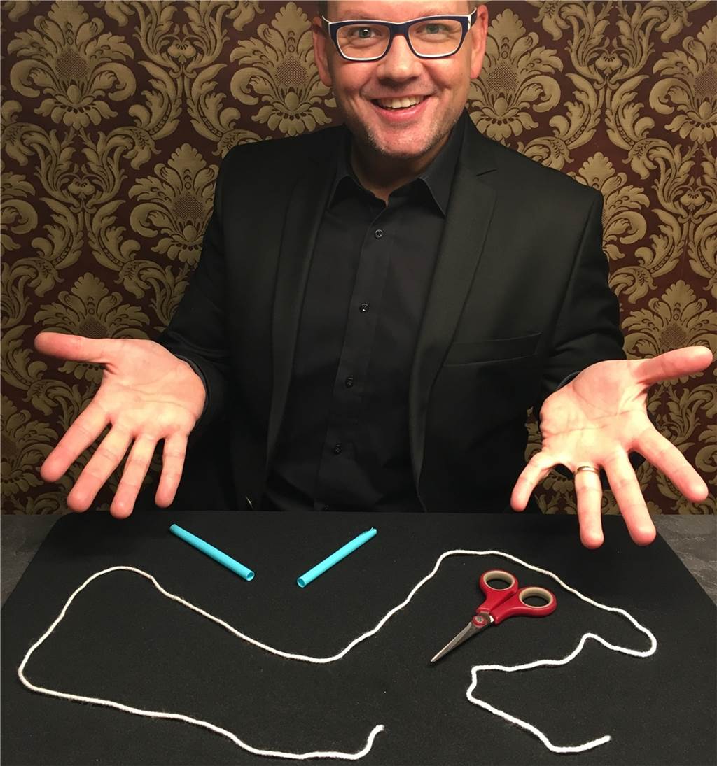 Zauberer Matthias Rauch erklärt Schritt für Schritt zwei „kinderleichte“ Tricks Zauberer Matthias Rauch erklärt Schritt für Schritt zwei „kinderleichte“ Tricks
