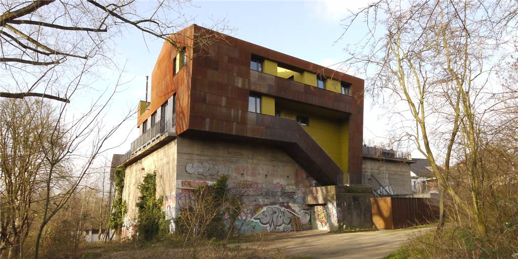 Dieses Haus ist ein rostiger Parasit: Dortmunder Familie lebt in einem besonderen Zuhause Das Haus auf dem Bunker am Tremoniapark ist ein Hingucker.