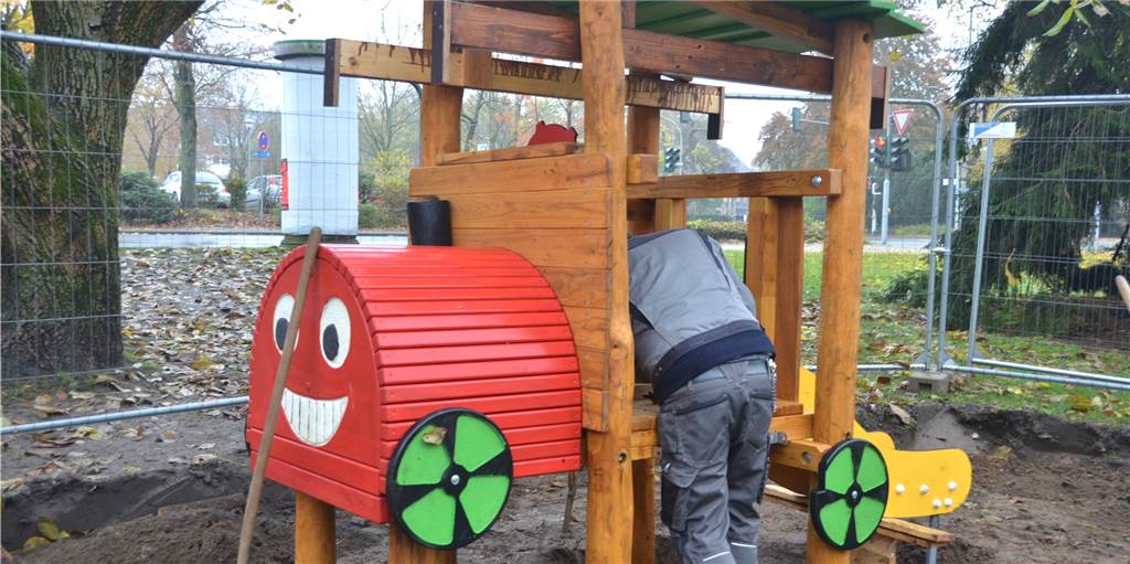 Nach elf Jahren abgebaut: Altes Holzauto im Galenpark wird durch neues Spielgerät ersetzt Nach elf Jahren abgebaut: Altes Holzauto im Galenpark wird durch neues Spielgerät ersetzt