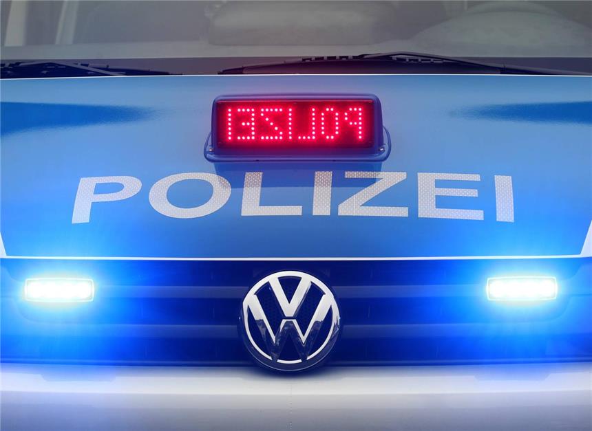 Baum zerstört Auto während der Fahrt Baum zerstört Auto während der Fahrt