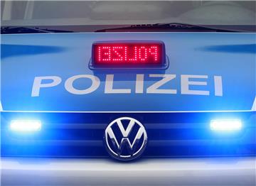 Baum zerstört Auto während der Fahrt