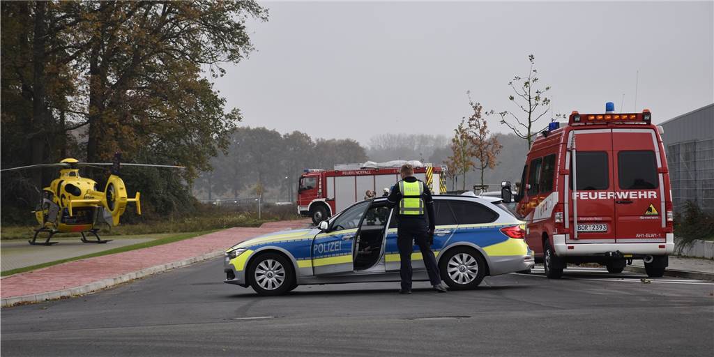 Unfall auf Betriebsgelände: Verletzter mit Helikopter in Klinik geflogen Unfall auf Betriebsgelände: Verletzter mit Helikopter in Klinik geflogen