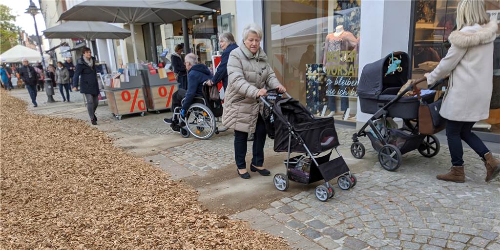 Barrierefreiheit? Hackschnitzel machen Marktplatz in Dorsten für viele unpassierbar Barrierefreiheit? Hackschnitzel machen Marktplatz in Dorsten für viele unpassierbar