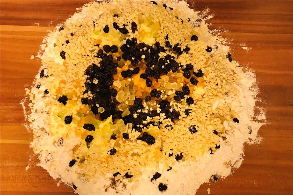 Vorweihnachtlicher Mohnstollen macht Lust auf die Adventszeit Vorweihnachtlicher Mohnstollen macht Lust auf die Adventszeit