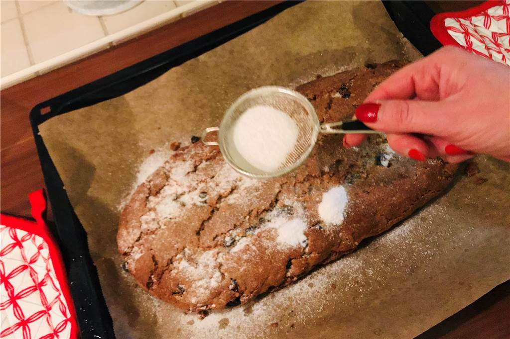 Vorweihnachtlicher Mohnstollen macht Lust auf die Adventszeit Vorweihnachtlicher Mohnstollen macht Lust auf die Adventszeit