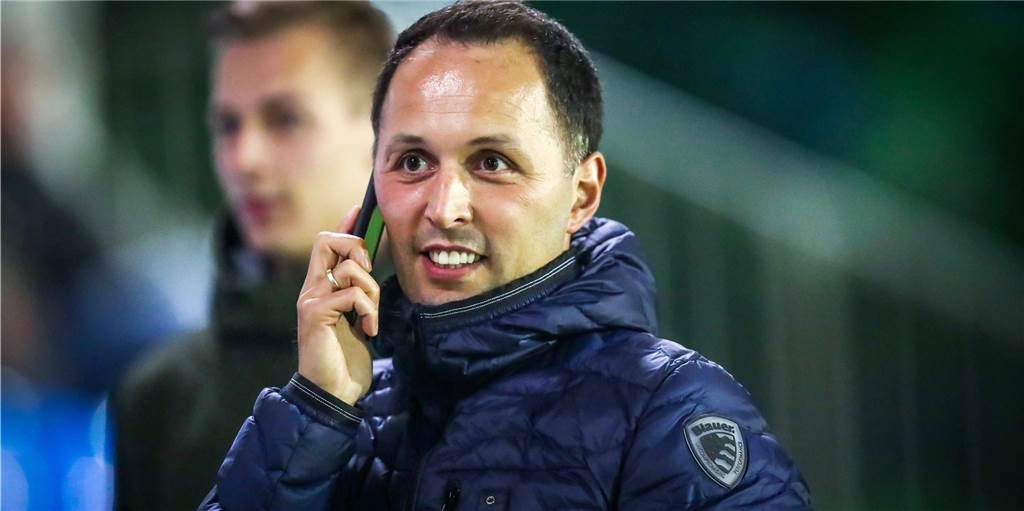 Emre Konyas erster Gang in die ASC-Kabine sorgt für ein breites Grinsen bei den Spielern Emre Konyas erster Gang in die ASC-Kabine sorgt für ein breites Grinsen bei den Spielern