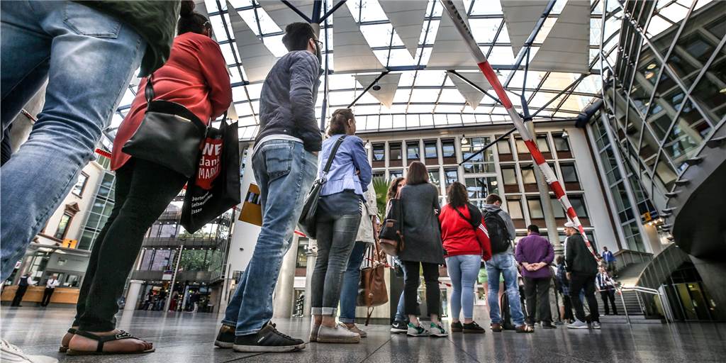 Bürgerdienste in Dortmund wollen Wartezeiten für Bürger verkürzen - mit Selbstbedienung Bürgerdienste in Dortmund wollen Wartezeiten für Bürger verkürzen - mit Selbstbedienung