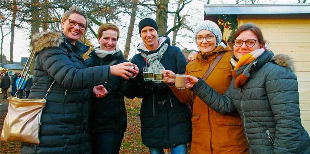 Weihnachtsmarkt im Wenninghof bot besondere Atmosphäre unter vielen Lichterketten Weihnachtsmarkt im Wenninghof bot besondere Atmosphäre unter vielen Lichterketten