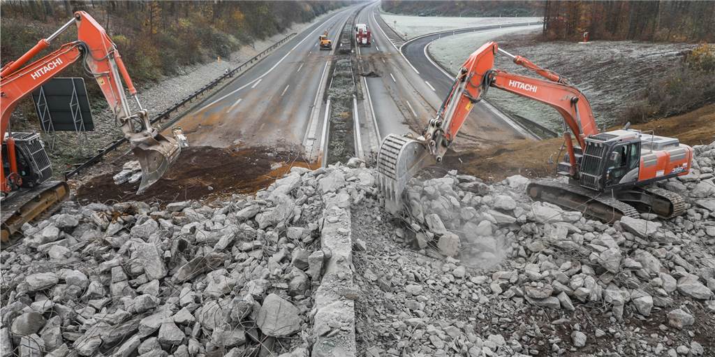 So verschwindet eine alte Brücke über die Bundesstraße 1 So verschwindet eine alte Brücke über die Bundesstraße 1