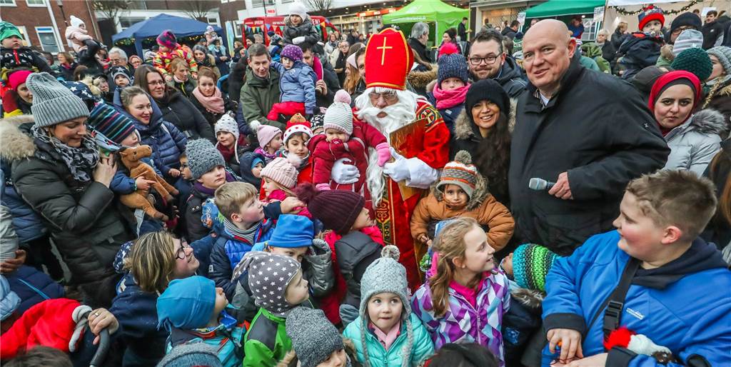Viele Bilder vom Nikolausmarkt rund um den größten echten Weihnachtsbaum in Dortmund Viele Bilder vom Nikolausmarkt rund um den größten echten Weihnachtsbaum in Dortmund