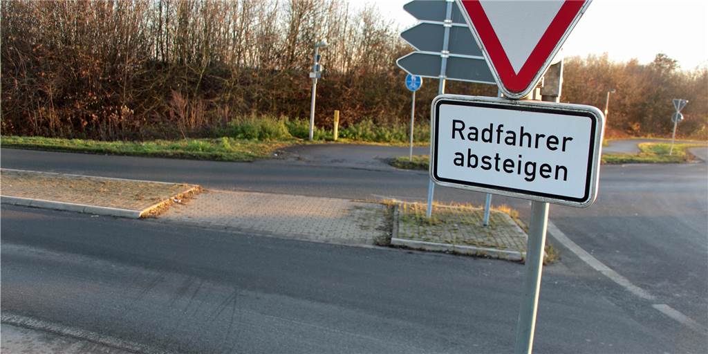Bei Verkehrsunfall getötet: Tragisches Missverständnis führt zum Tod eines Fußgängers Bei Verkehrsunfall getötet: Tragisches Missverständnis führt zum Tod eines Fußgängers