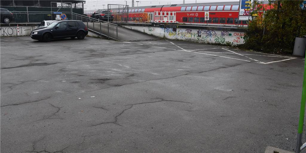 Bahnhof: Platz vor Behelfsbrücke nicht gestreut - Stadt und Bahn sind aber nicht zuständig Bahnhof: Platz vor Behelfsbrücke nicht gestreut - Stadt und Bahn sind aber nicht zuständig