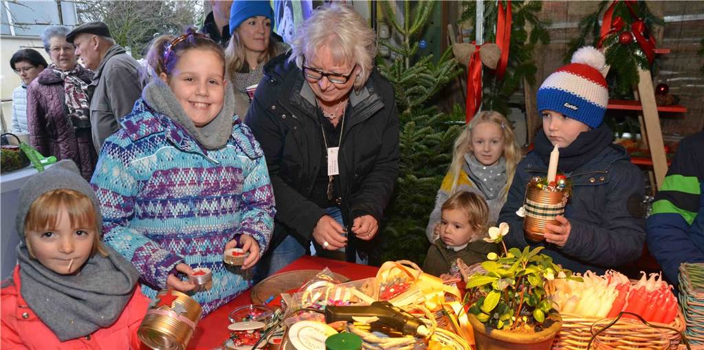 Der Ambulante Kinder- und Jugendhospizdienst Lünen bot eine Bastelwerkstatt an, um mit Kindern Weihnachtsgeschenke zu basteln.
