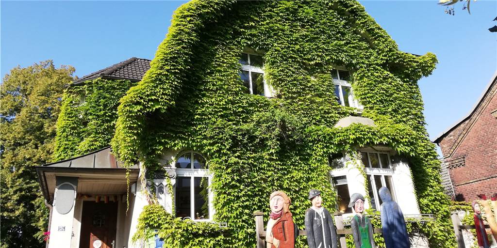 Jugendwerkstatt Lünen zieht nach Bergkamen um Das Haus der AWO an der Bebelstraße macht einen idyllischen Eindruck mit dem Efeu und den Figuren, die Teilnehmer mit dem Künstlerehepaar Catharina und Dieter Wagner gefertigt haben. Es müsste aber saniert werden.