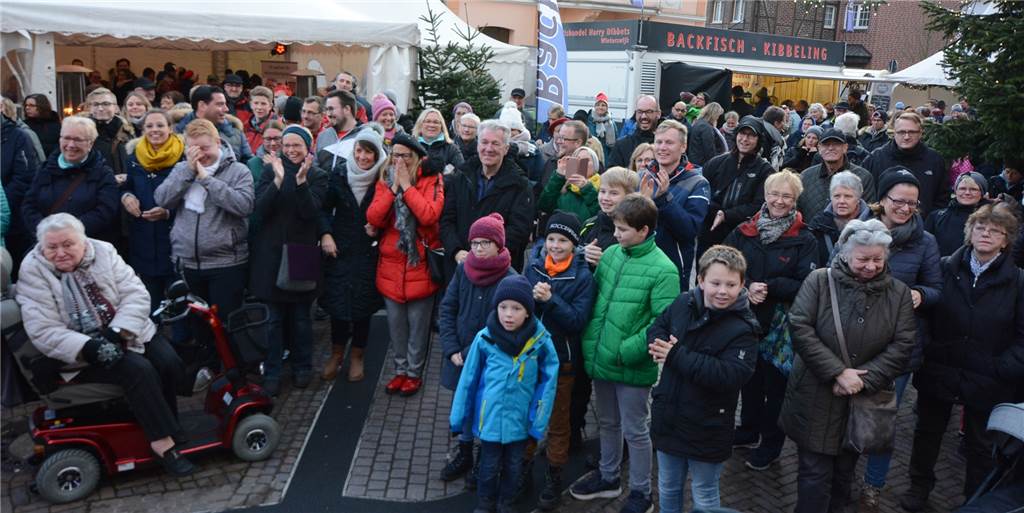 Werbering Olfen zieht positive Bilanz zum Adventsmarkt, hat aber großen Wunsch für 2020 Bei der Verleihung des Bürgerpreises am Sonntagnachmittag war der Marktplatz sehr gut gefüllt. Am Morgen hatte es bei Dauerregen noch ganz anders ausgesehen.