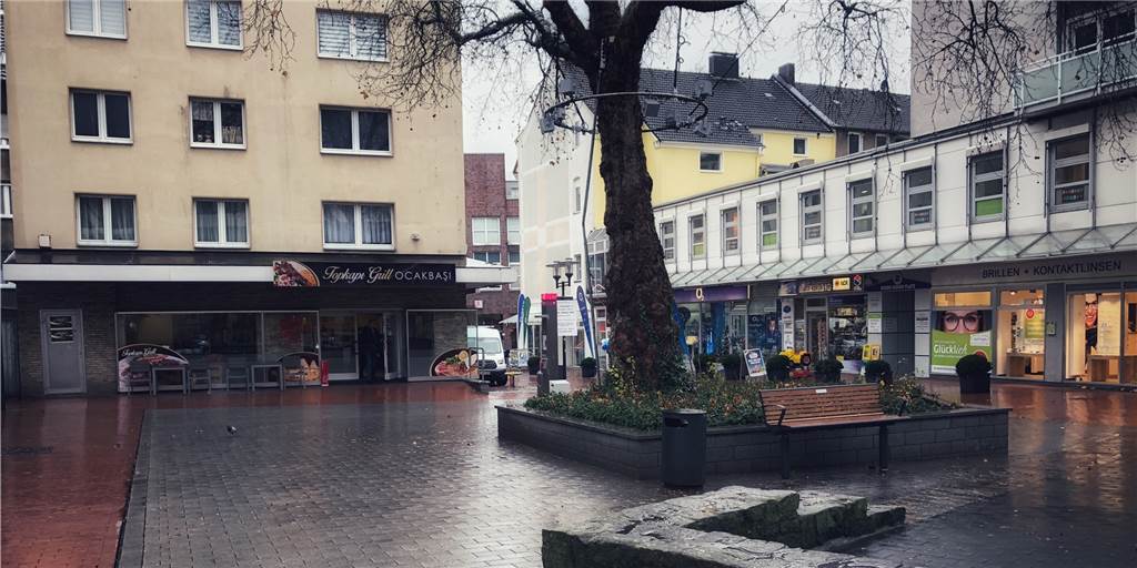 Gewalttat am Simon-Cohen-Platz: Junger Mann tritt auf sein Opfer ein Gewalttat am Simon-Cohen-Platz: Junger Mann tritt auf sein Opfer ein