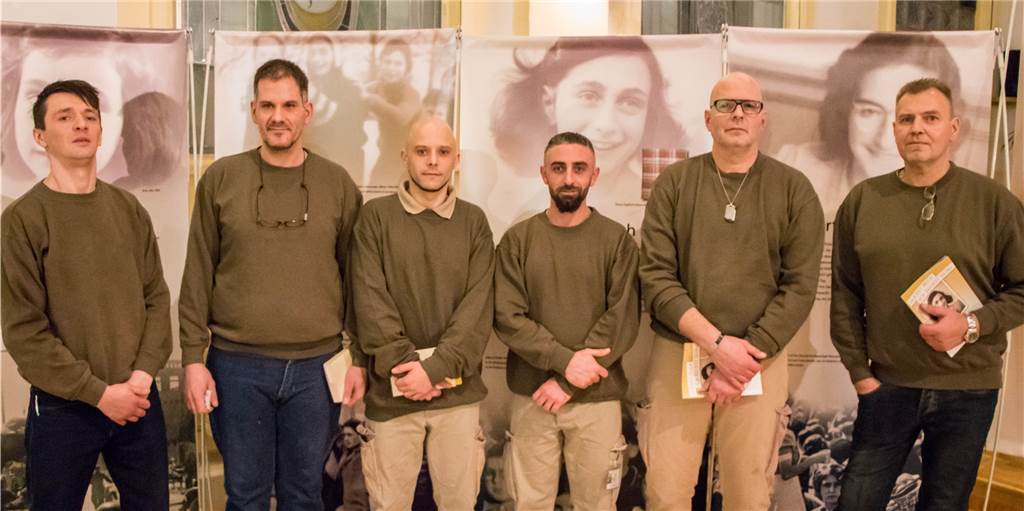 Diese Ausstellungs-Führer sind alle Häftlinge der JVA Dortmund Diese Ausstellungs-Führer sind alle Häftlinge der JVA Dortmund