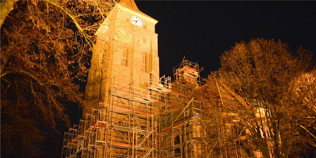 Seit Mai 2019 läuft die Sanierung der St.-Jakobuskirche. Bis ins kommende Frühjahr werden die Gerüst auf jeden Fall noch stehen. Wenn alles klappt, kann nach der Sanierung nahtlos der Neu- und Umbau beginnen.
