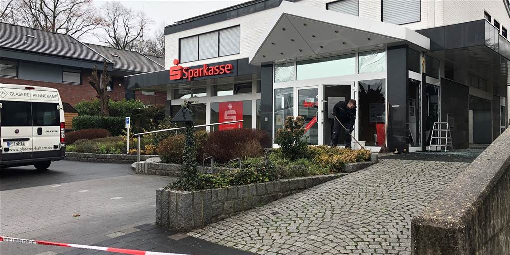 Geldautomat der Sparkasse Sythen aufgesprengt - Polizeieinsatz am Hellweg in Haltern-Sythen Geldautomat der Sparkasse Sythen aufgesprengt - Polizeieinsatz am Hellweg in Haltern-Sythen