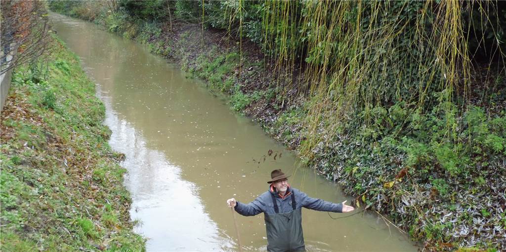 Anwohner am Mühlenwehr protestieren im Rat gegen geplanten Umbau Franz Telöken steht das Wasser zwar noch nicht bis zum Hals, er macht sich aber dennoch Sorgen vor der geplanten Umgestaltung am Südlohner Wehr. Eine "Raue Rampe" hält er dort für falsch.