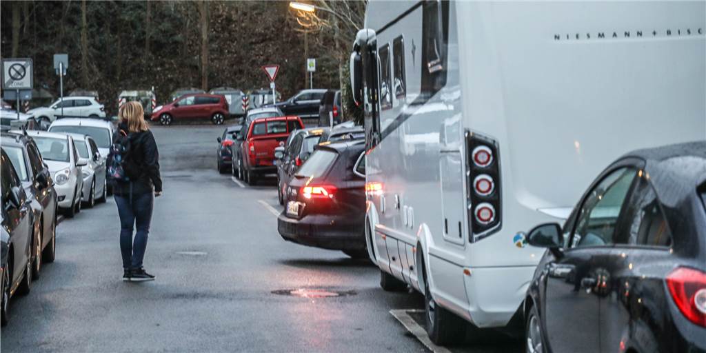 Parkchaos beim BVB-Spiel: Notarzt muss zu Fuß zum Patienten Parkchaos beim BVB-Spiel: Notarzt muss zu Fuß zum Patienten