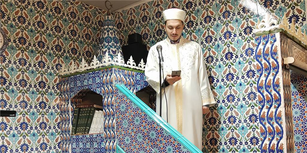 Beim Freitagsgebet in der Mevlana-Moschee: Der Imam ist ein Fremder in einem fremden Land Beim Freitagsgebet in der Mevlana-Moschee: Der Imam ist ein Fremder in einem fremden Land
