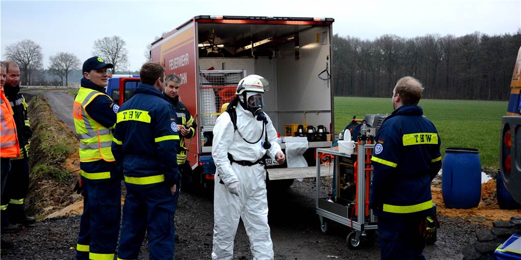 Großeinsatz: Unbekannte kippen Chemikalien aus der Drogenproduktion in Oedinger Graben Die Feuerwehr ging nur mit Schutzanzügen und unter schwerem Atemschutz näher an die Fundstelle heran. Am Mittwochvormittag nahm sie zunächst noch Proben. Nach dem Mittag sollten die Chemikalien geborgen werden.