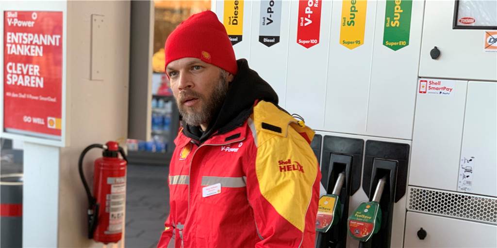Sidney Hoffmann gibt für Promo-Aktion den Tankwart: Seine Fans sind happy Sidney Hoffmann gibt für Promo-Aktion den Tankwart: Seine Fans sind happy
