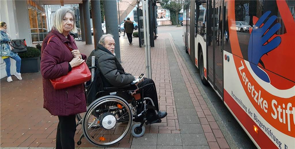 Busfahrer ließen Senior mit Rollstuhl und demente Frau zwei Mal an der Haltestelle stehen Busfahrer ließen Senior mit Rollstuhl und demente Frau zwei Mal an der Haltestelle stehen