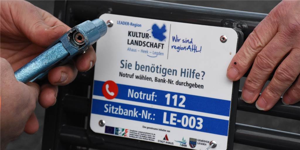 Infotafeln an SOS-Bänken helfen im Notfall, wichtige Zeit zu sparen Infotafeln an SOS-Bänken helfen im Notfall, wichtige Zeit zu sparen