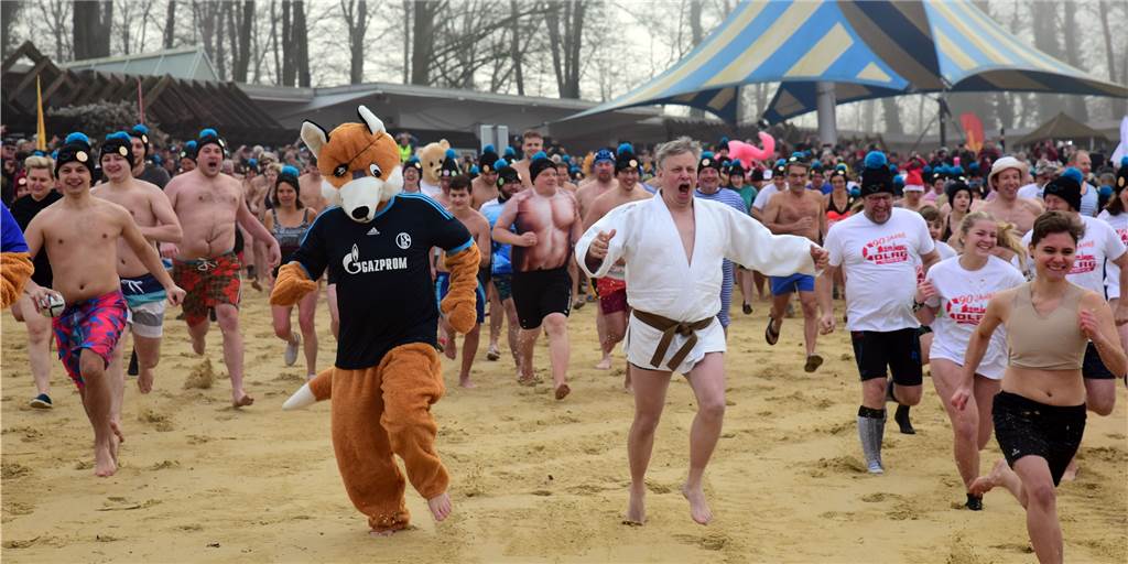Beim Neujahrsschwimmen im Halterner Stausee gingen die Gäste sogar mit Krücken ins Wasser 361 Schwimmer sprangen in den Halterner Stausee.