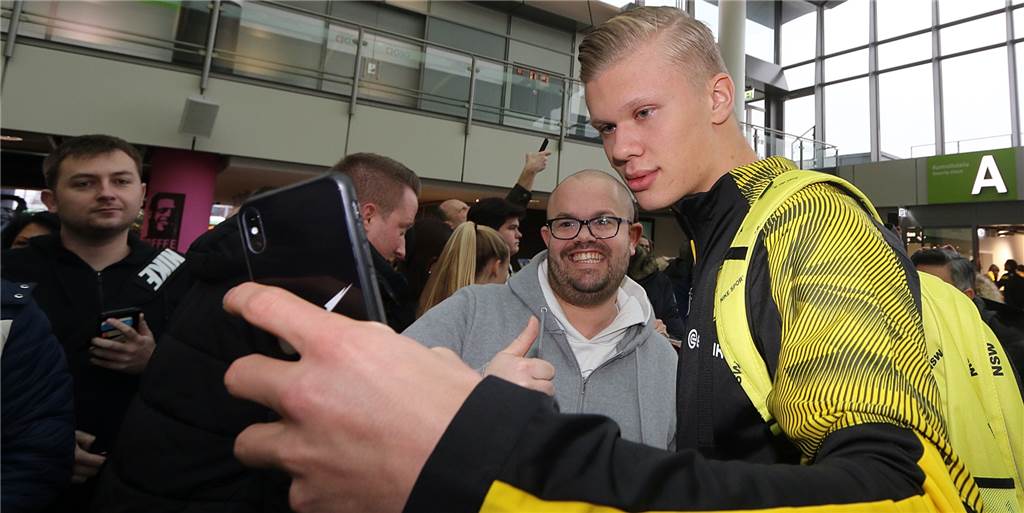Viele Fotos! Am Dortmund Airport richten sich alle Augen auf BVB-Neuzugang Erling Haaland Viele Fotos! Am Dortmund Airport richten sich alle Augen auf BVB-Neuzugang Erling Haaland