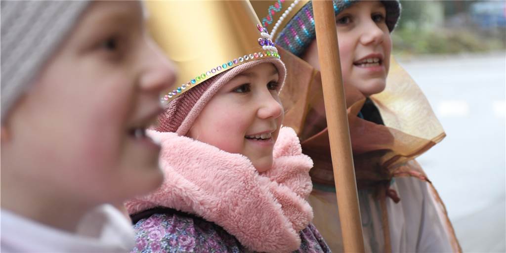 Sternsinger in Olfen: Kinder und Erwachsene gehen als Könige verkleidet von Haus zu Haus Sternsinger in Olfen: Kinder und Erwachsene gehen als Könige verkleidet von Haus zu Haus