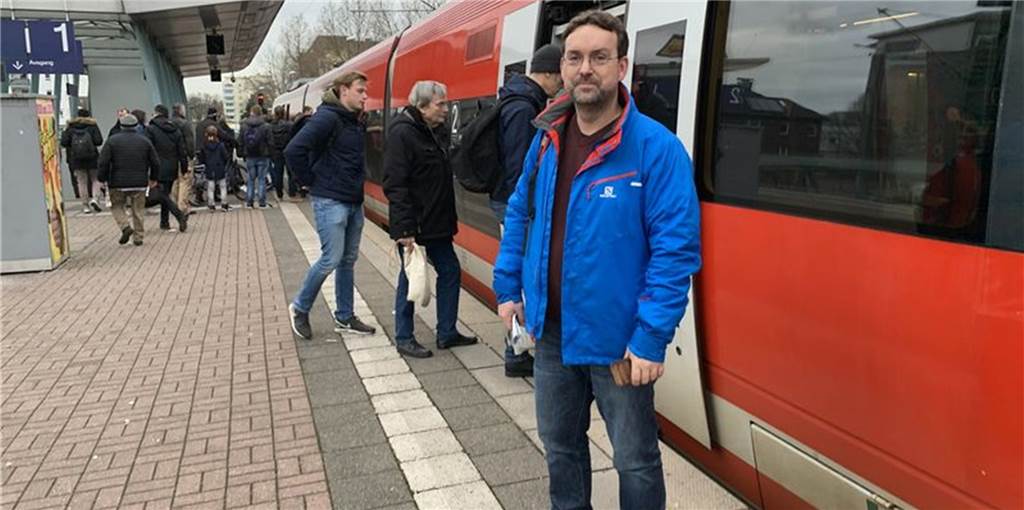 Taxi für 70 Euro: So erlebten Fahrgäste den ersten Tag mit Schienenersatzverkehr Taxi für 70 Euro: So erlebten Fahrgäste den ersten Tag mit Schienenersatzverkehr