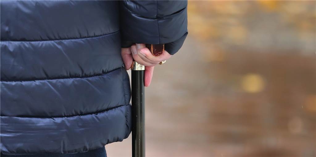 Stark alkoholisierter Vredener attackiert mit Gehstock zwei Polizisten, Passanten und Pkw Stark alkoholisierter Vredener attackiert mit Gehstock zwei Polizisten, Passanten und Pkw