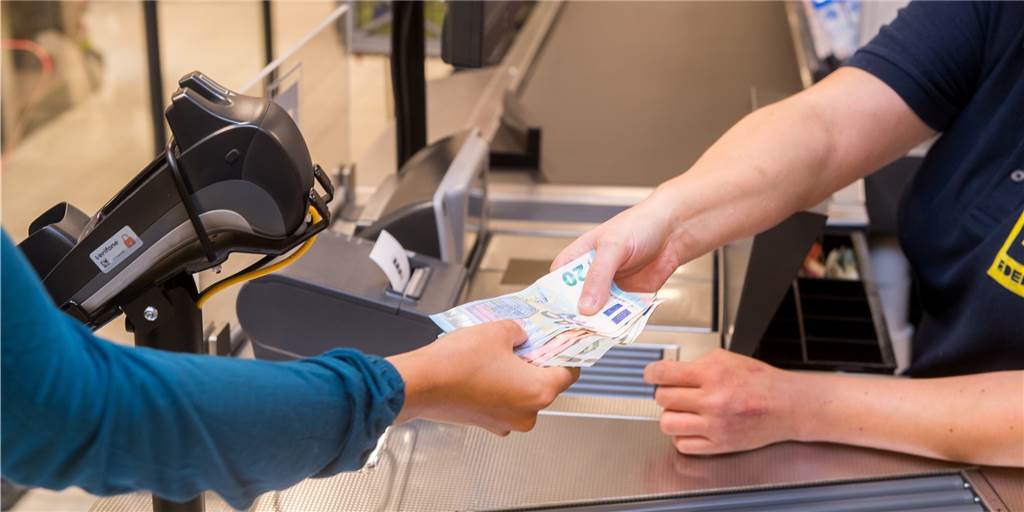 Geld abheben an Supermarktkassen: Vorteile für Verbraucher und Einzelhändler Geld abheben an Supermarktkassen: Vorteile für Verbraucher und Einzelhändler