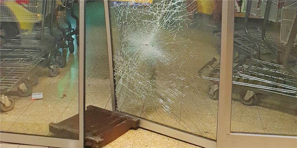 Brachiale Tat: Diebe brechen in Getränkemarkt in Dortmund ein So sah der Tatort am frühen Sonntagmorgen aus.