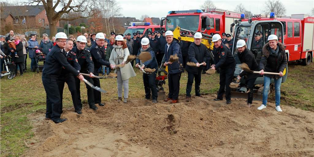 Erster Spatenstich leitet monatelange Bauphase fürs neue Feuerwehrgerätehaus in Wüllen ein Erster Spatenstich leitet monatelange Bauphase fürs neue Feuerwehrgerätehaus in Wüllen ein