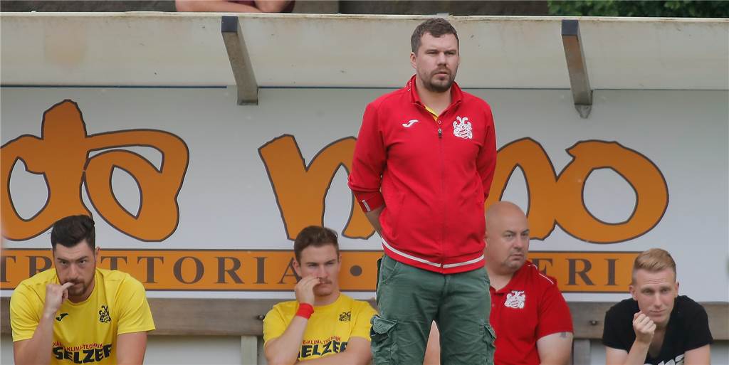 Mengede 08/20 tauscht im Sommer den Trainer und holt den Mann mit dem grünen Anzug Mengede 08/20 tauscht im Sommer den Trainer und holt den Mann mit dem grünen Anzug
