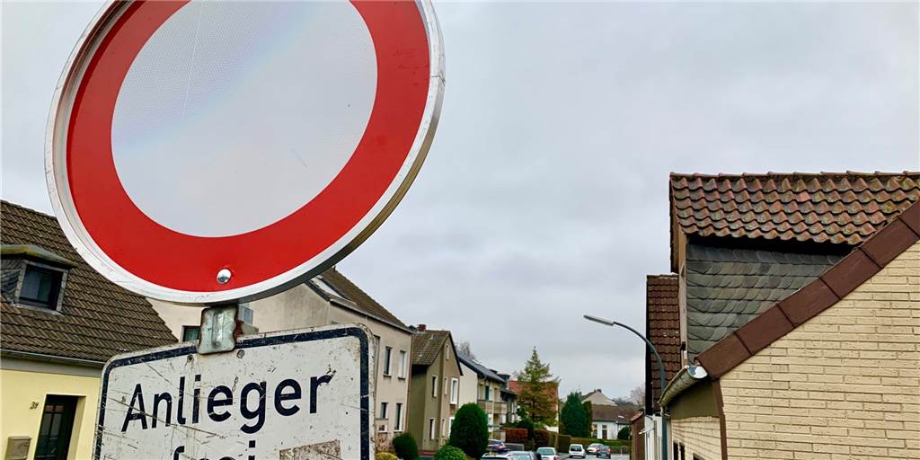 Anliegerschild entfacht Nachbarschafts-Streit in Dortmund Um dieses Straßenschild dreht sich der Nachbarschaftsstreit.